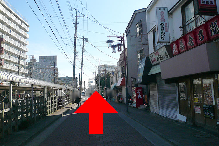 左手に駐輪場が見えてきます